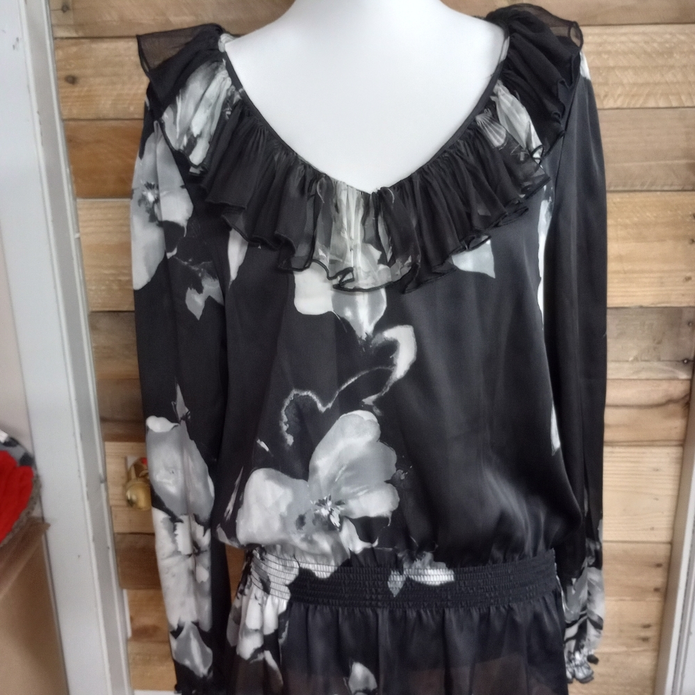 White House Black Market Floral Boho VNeck Ruffled Neck Women's Pullover…